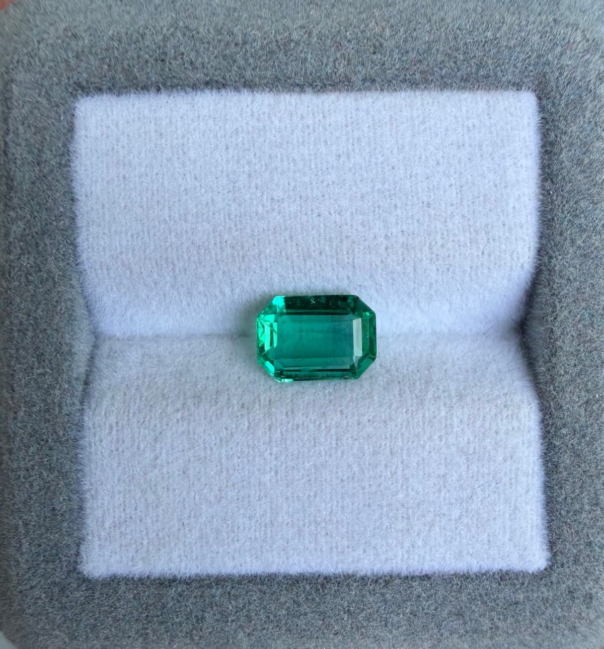 émeraude vert tendre 1,6 ct