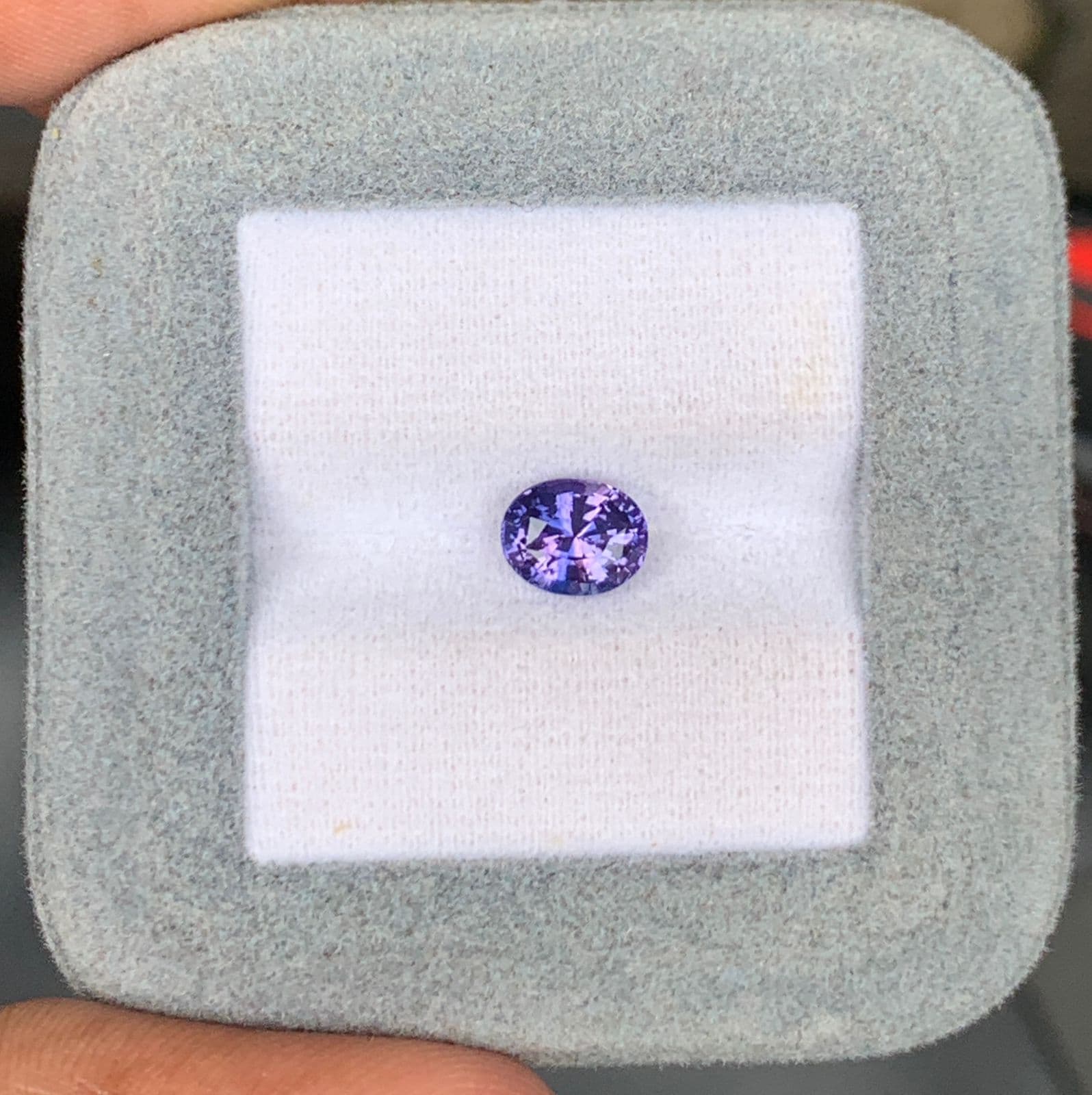 Saphir Violet Ovale de 1,65ct