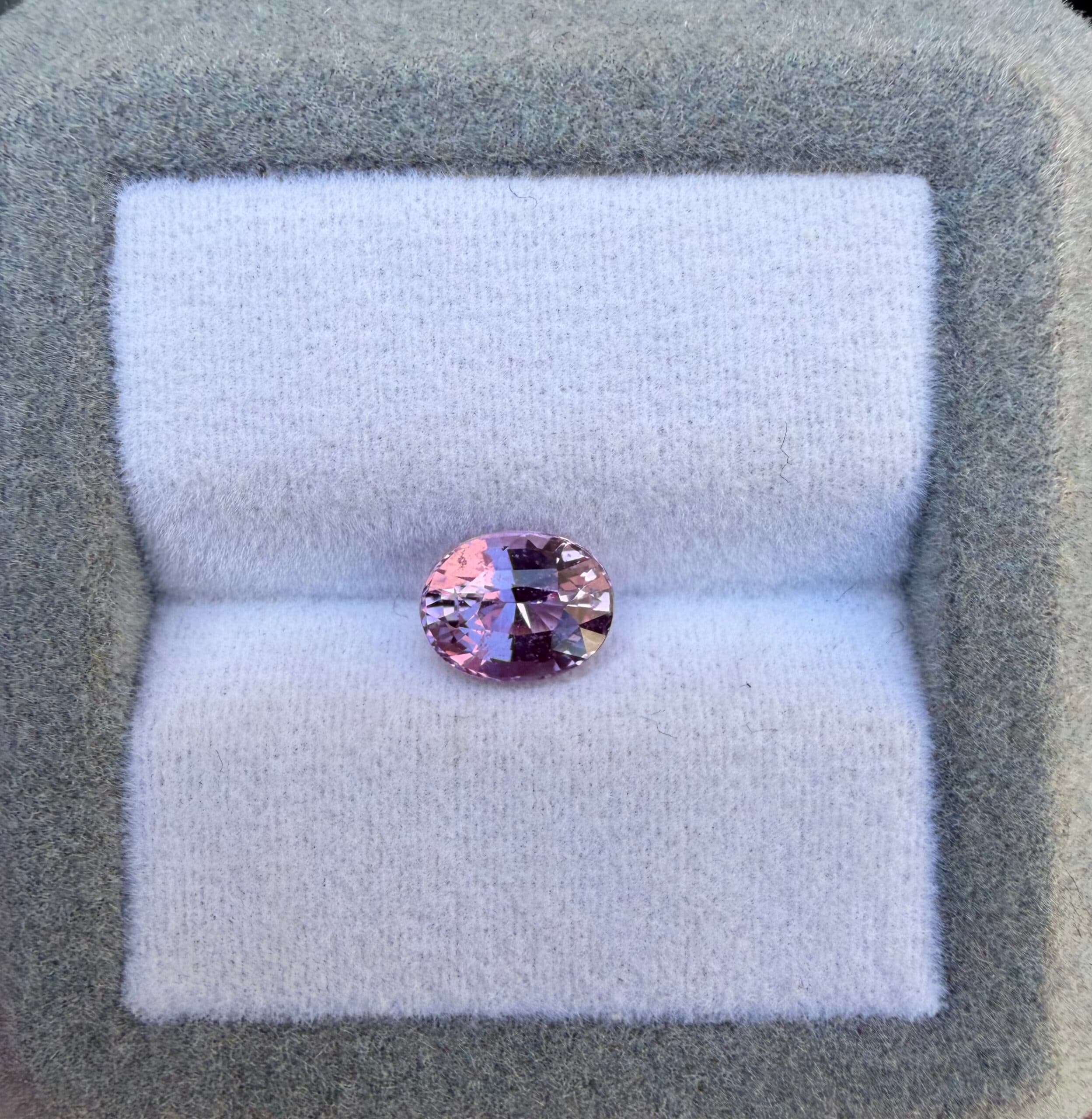 Saphir Violet Ovale de 1,59ct — Madagascar