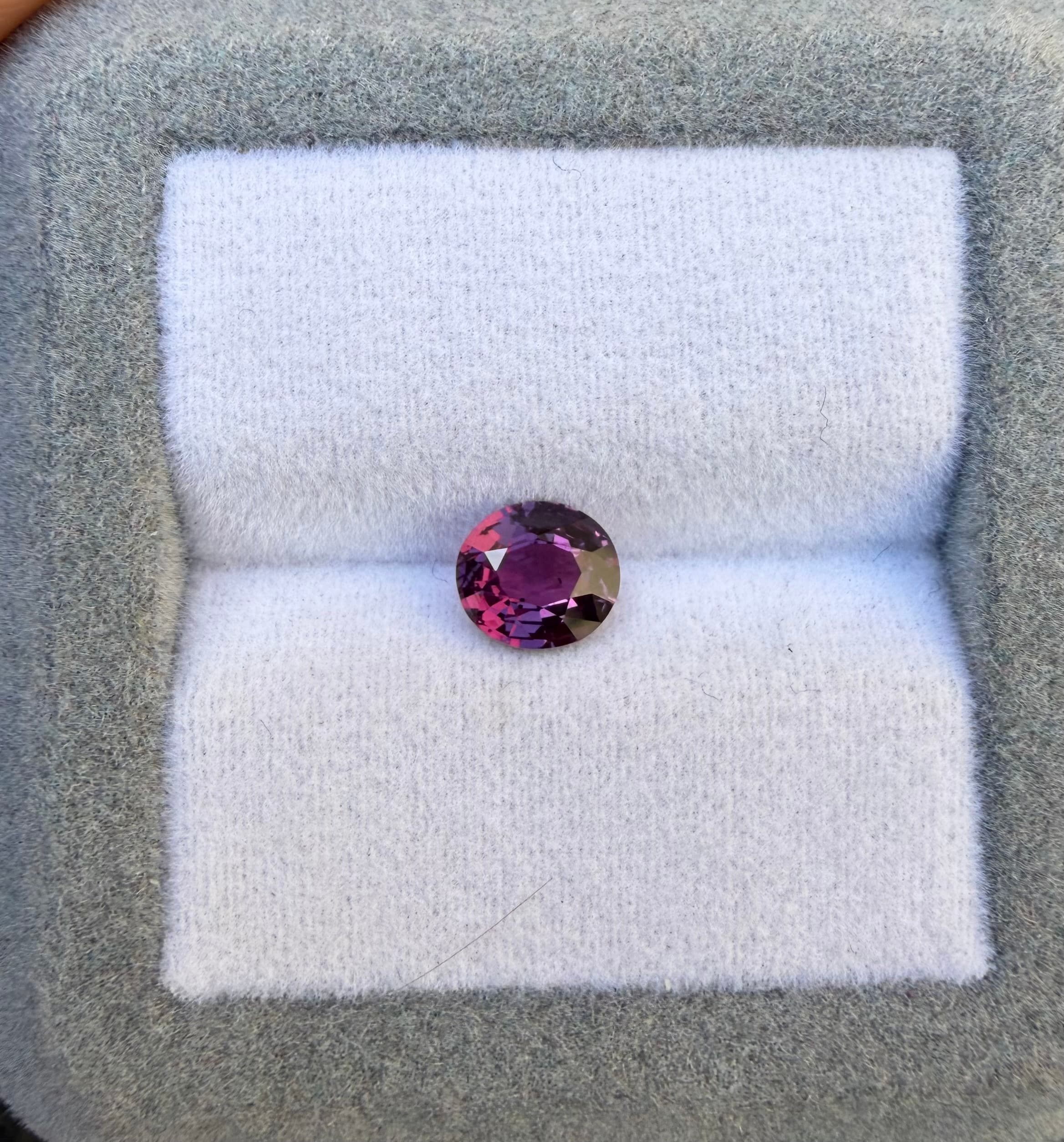 Saphir Violet Ovale de 1,08ct