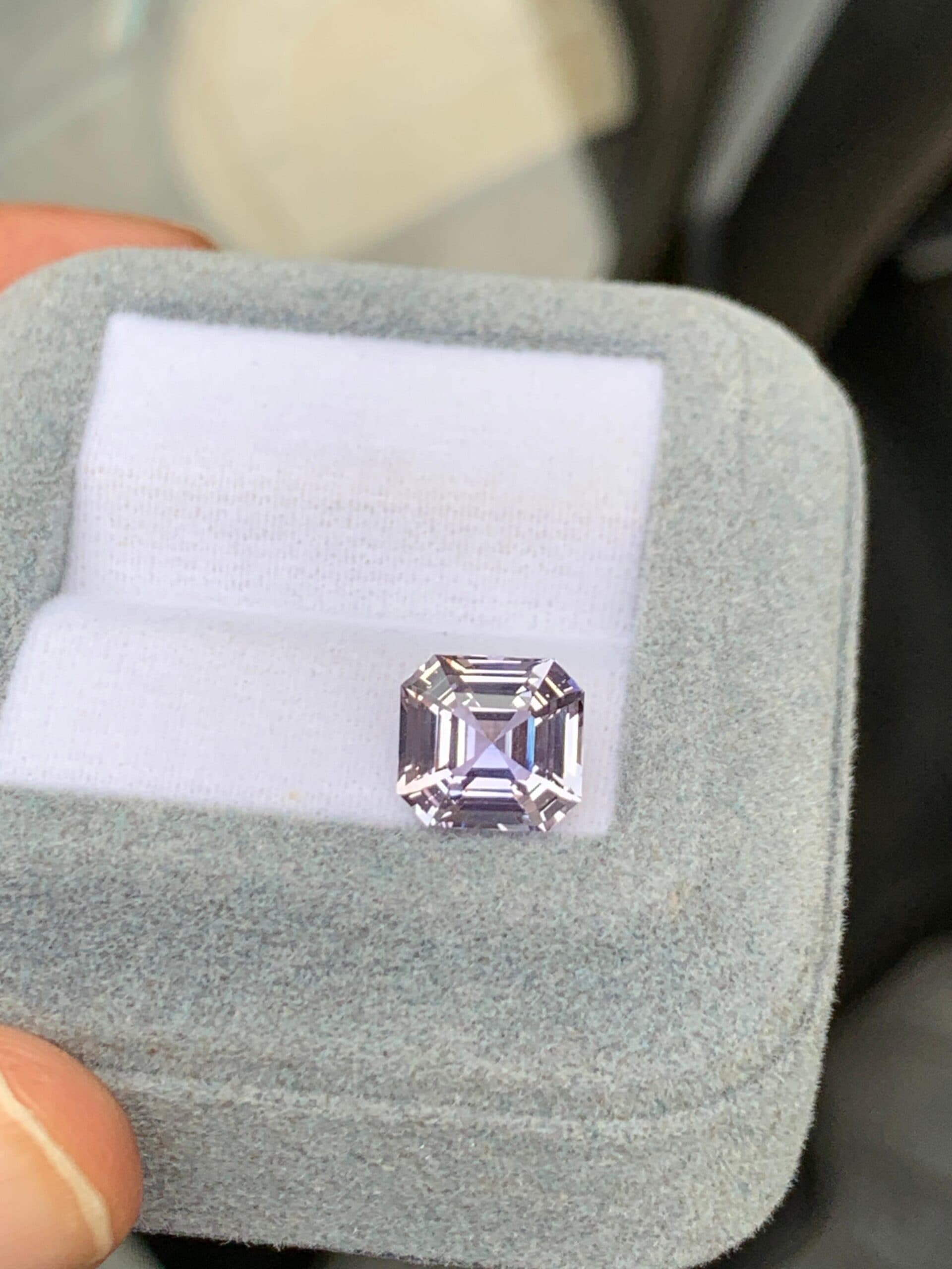 Saphir Violet Emerald Cut de 3,56ct