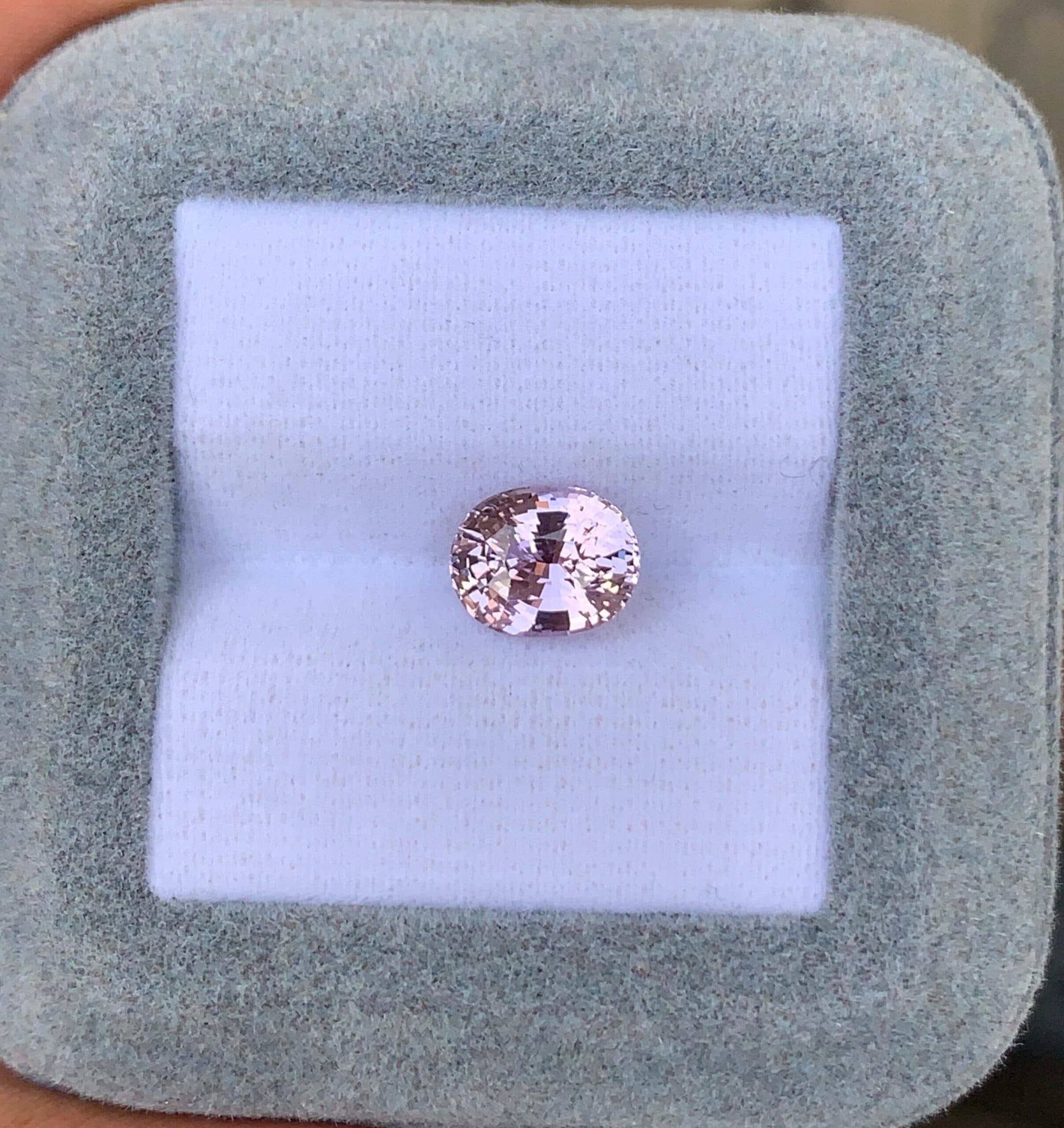 Saphir Violet Ovale de 2,61ct — Madagascar