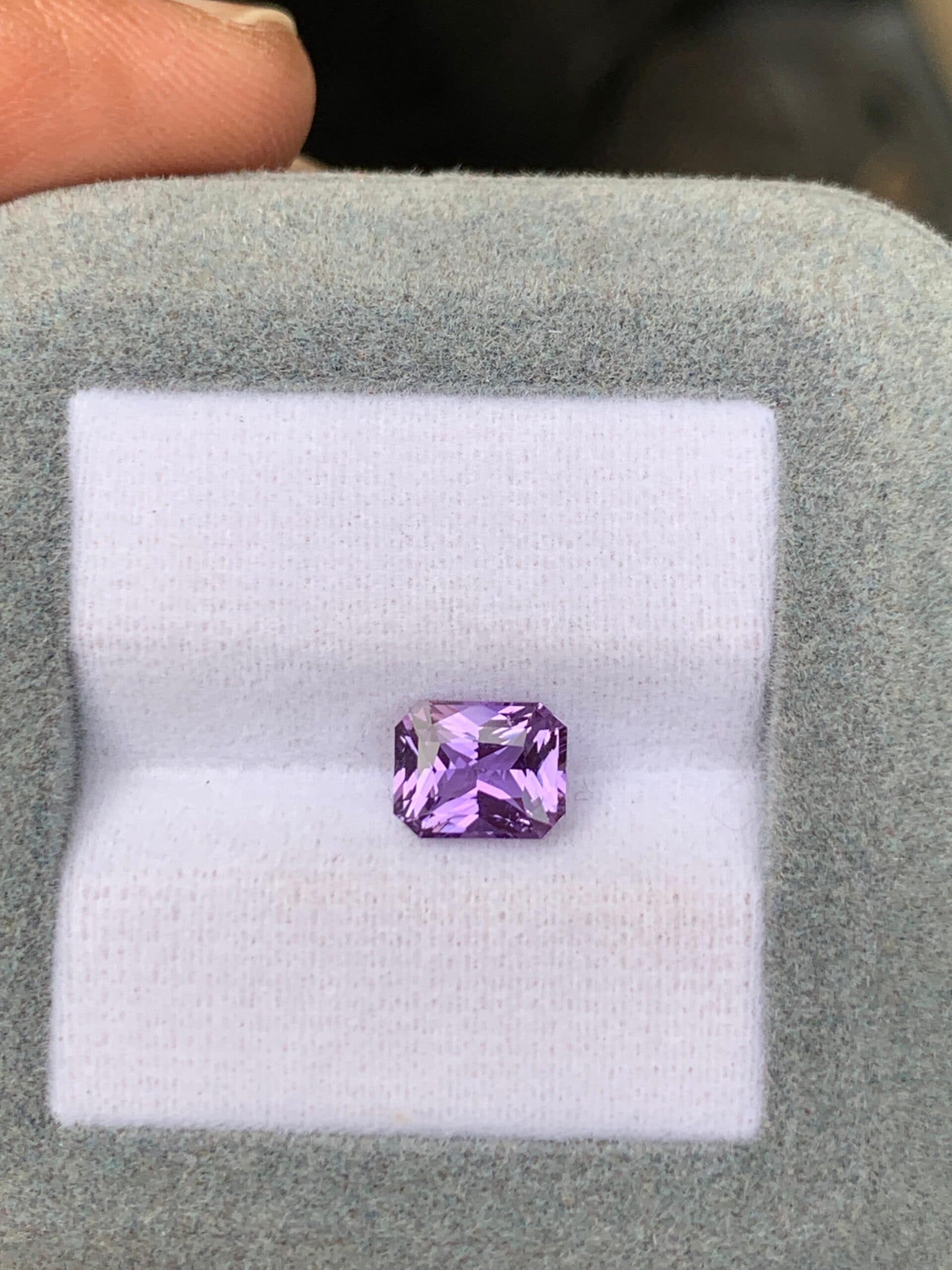 Saphir Violet Radiant de 1,60ct