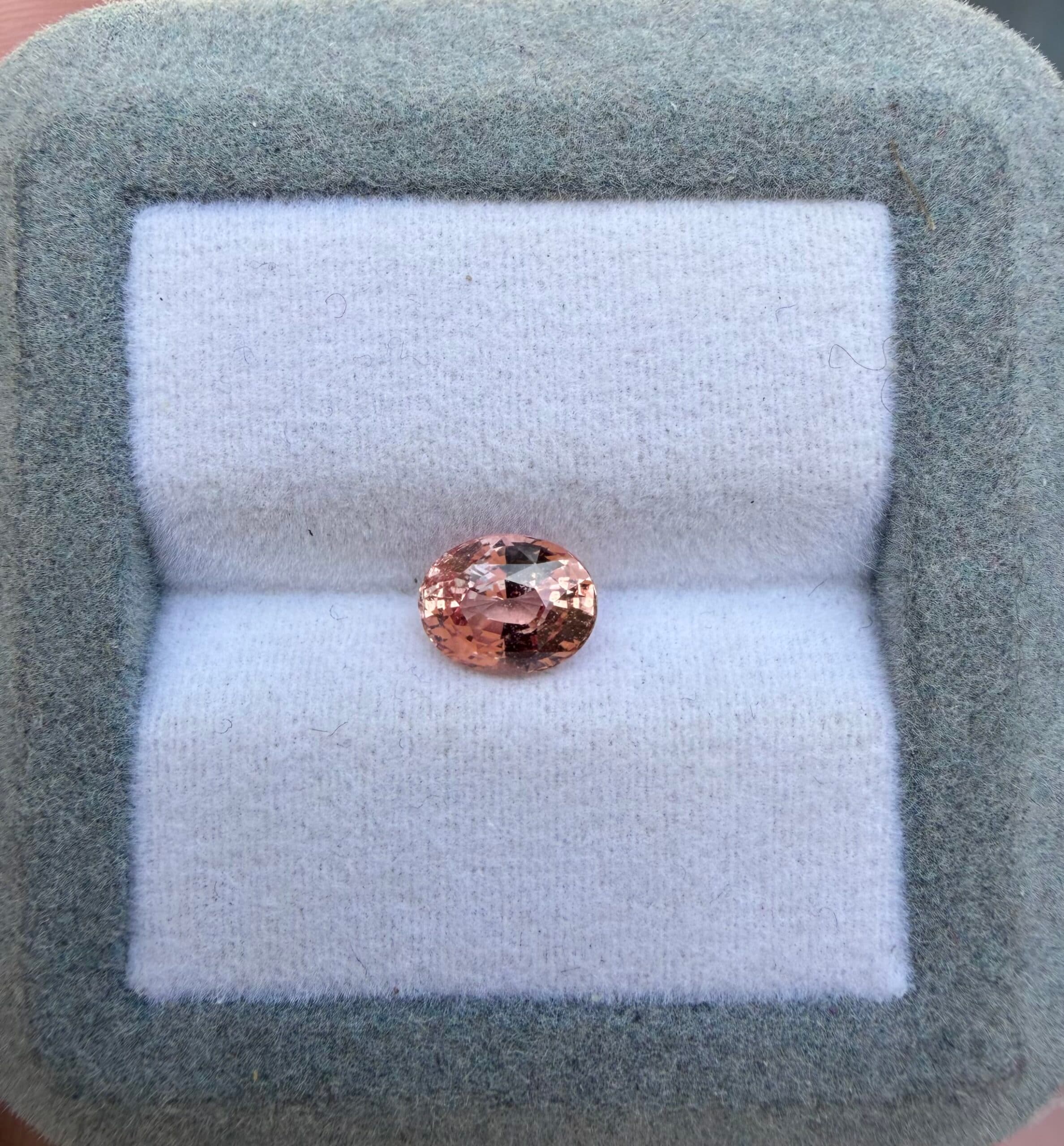 Saphir Padparadscha Ovale de 1,54ct — Madagascar, Chauffé