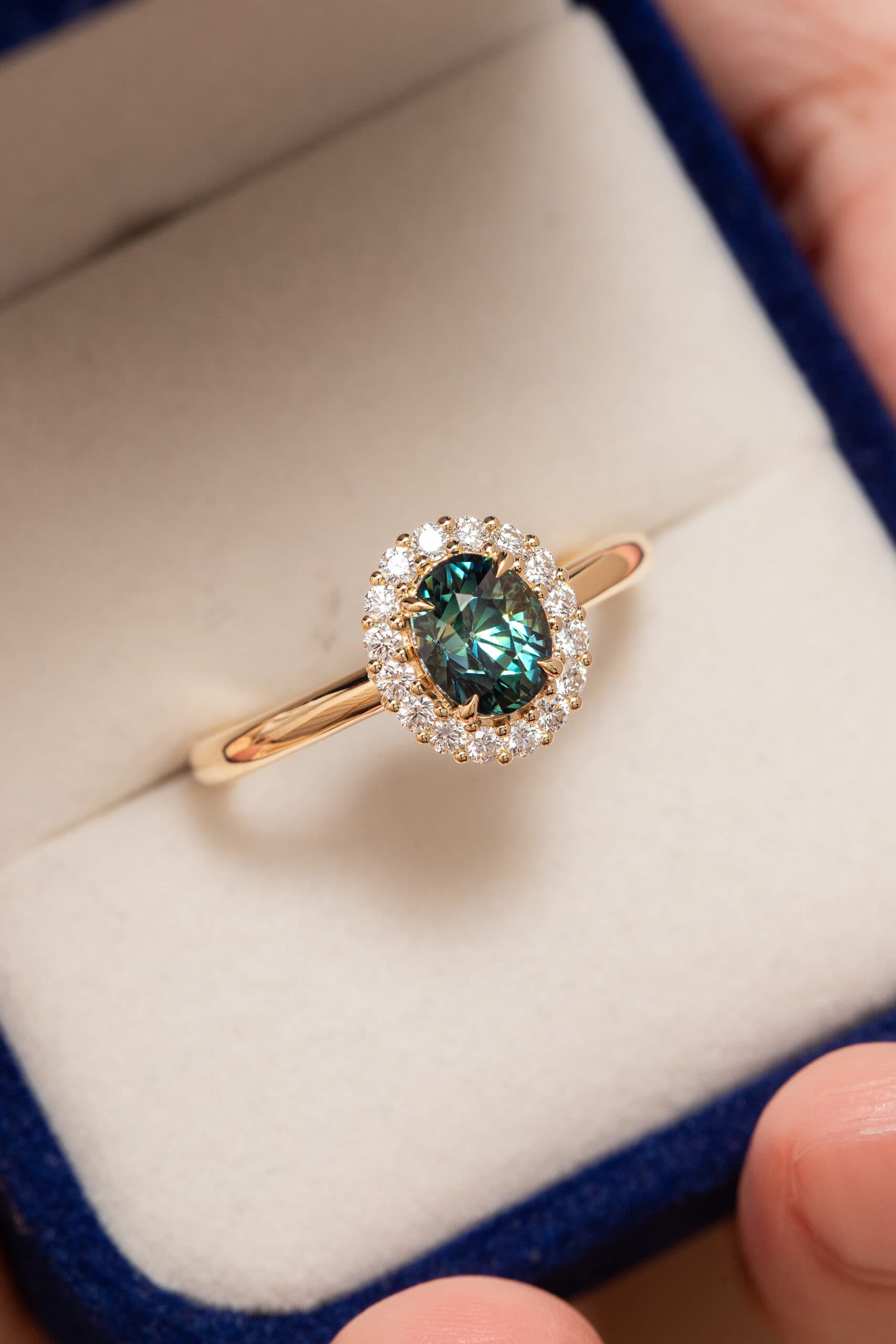 bague de fiancailles saphir teal halo bonnot paris diamants or jaune