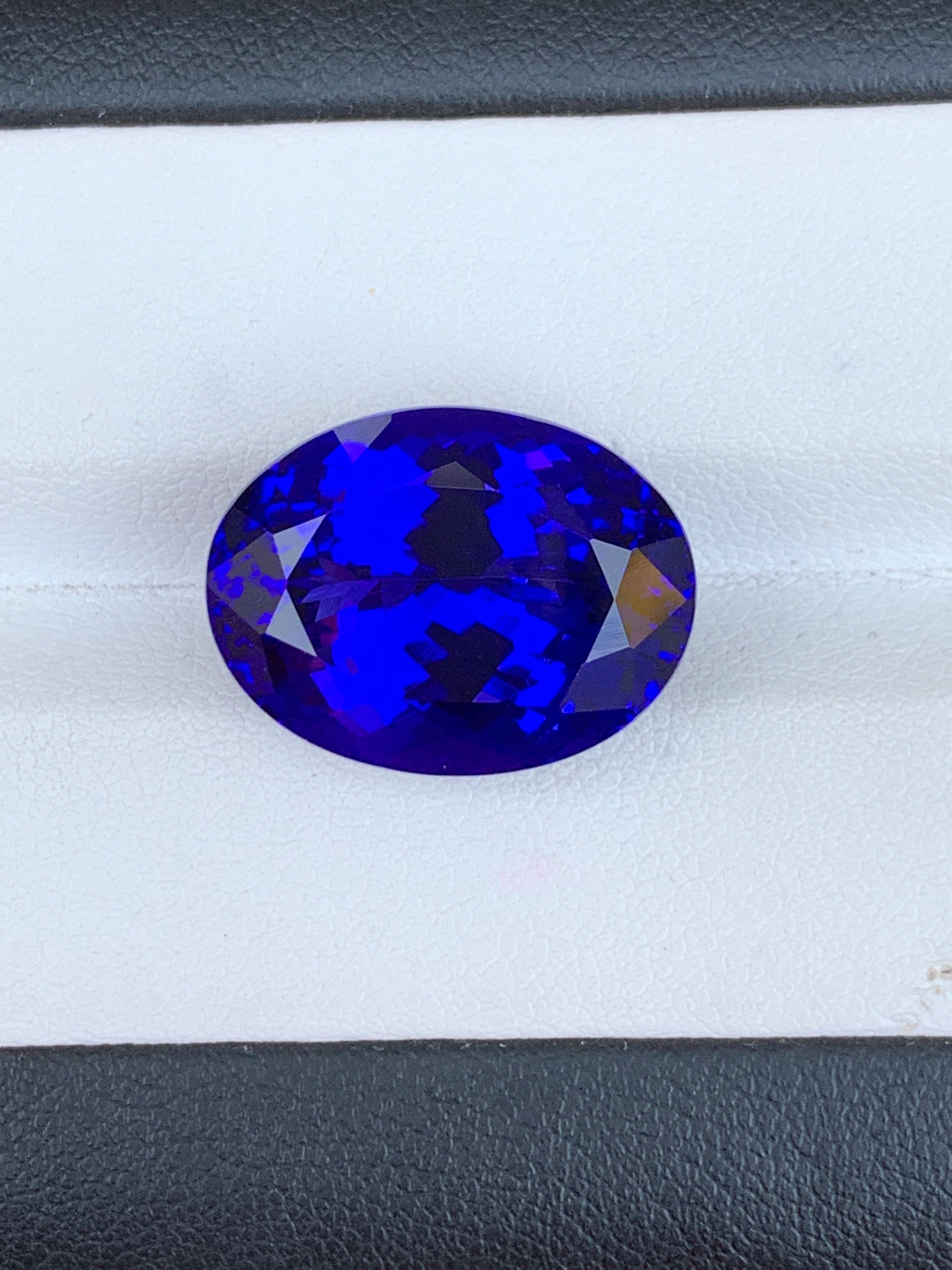 Tanzanite ovale de 21,3ct royal blue Bonnot Paris