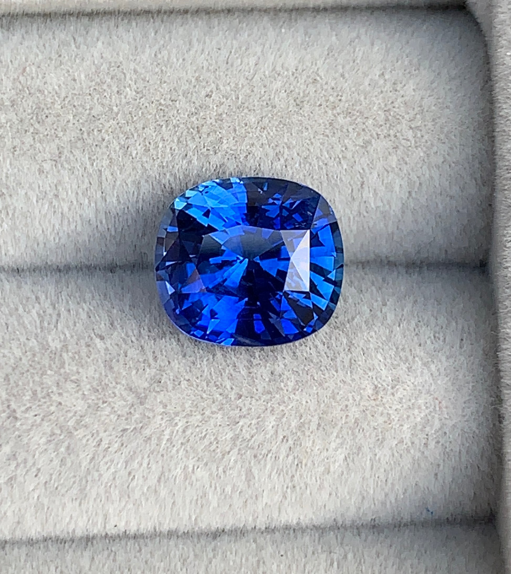 Saphir bleu taille coussin de 4,03ct
