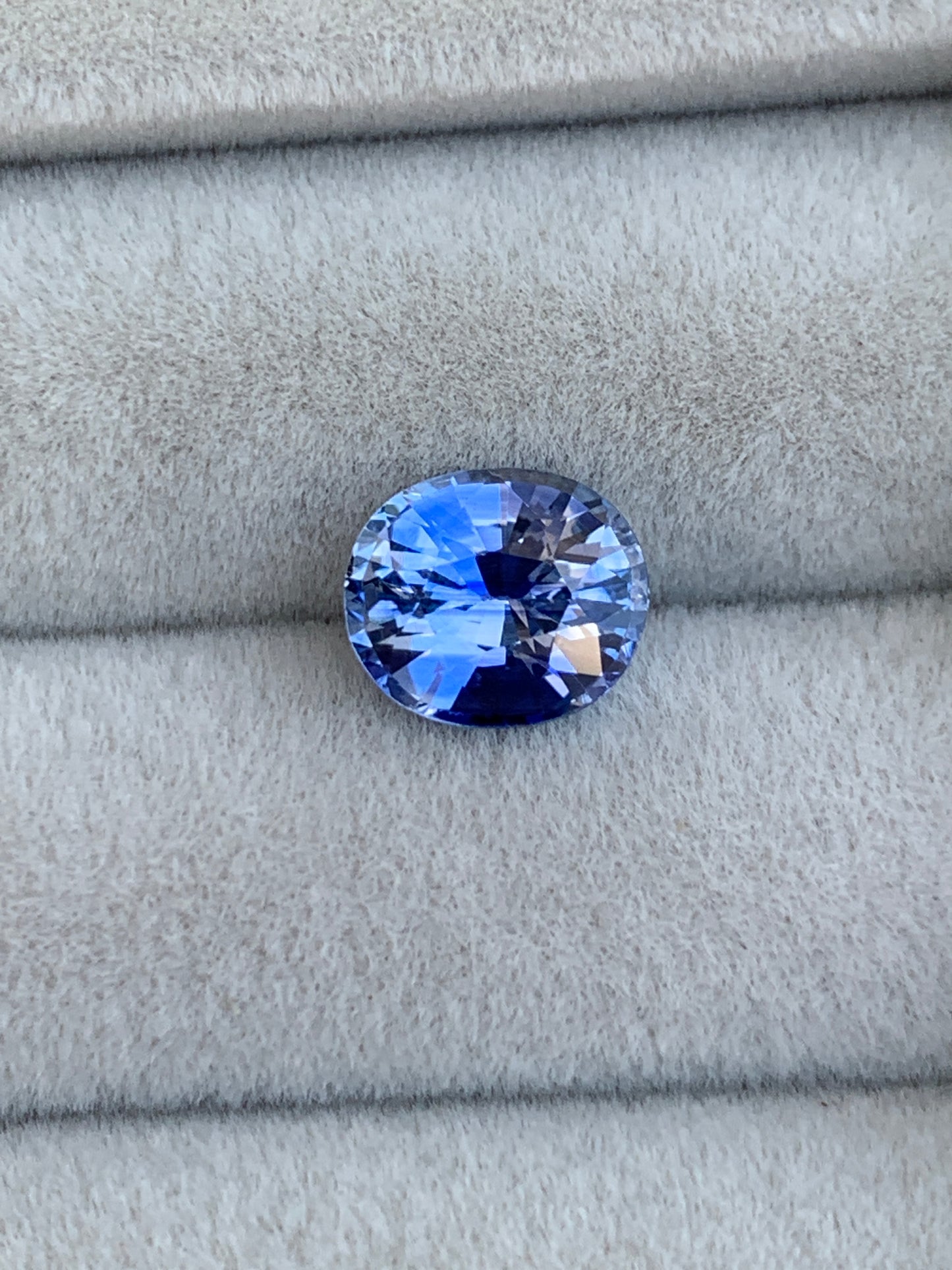 Seconde photo Saphir bleu taille ovale de 2,1ct