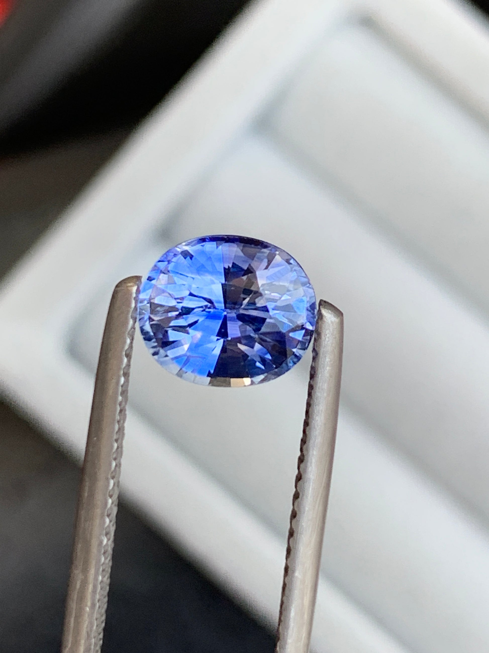 Saphir bleu taille ovale de 2,1ct