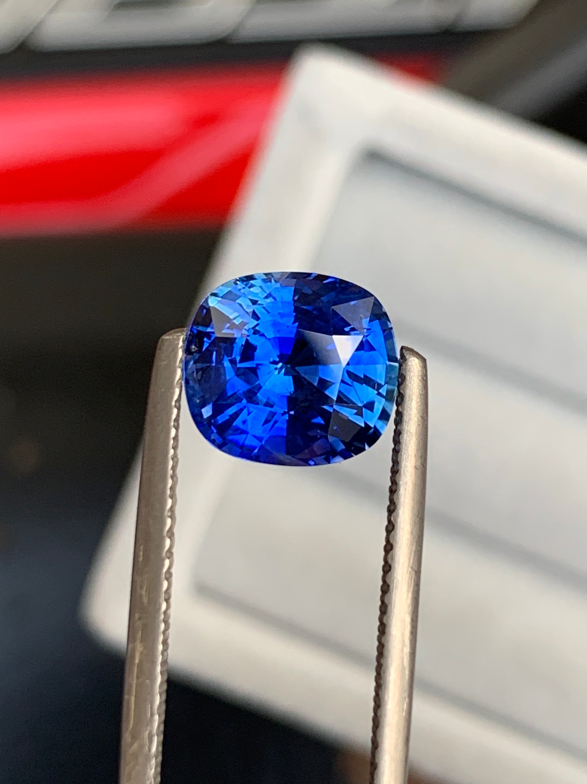 Saphir bleu taille coussin de 4,03ct avec pince