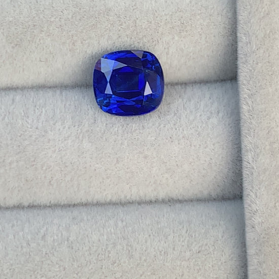 Seconde video Saphir bleu de 2,35ct taille coussin 