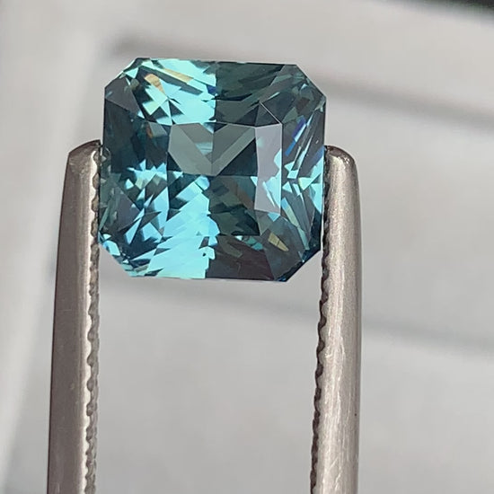 video Saphir Teal taille carré · 3,9ct