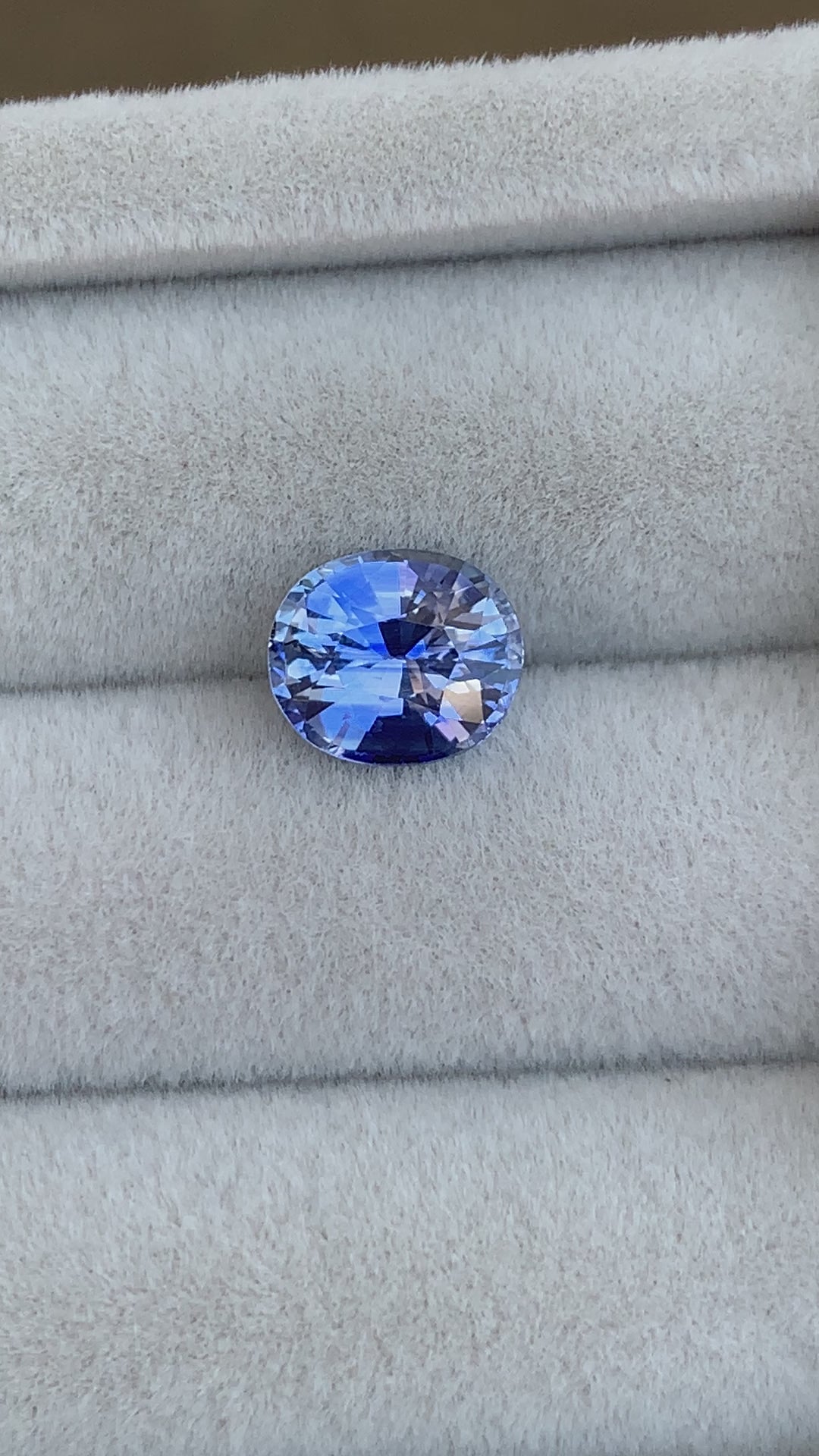 Seconde vidéo Saphir bleu taille ovale de 2,1ct