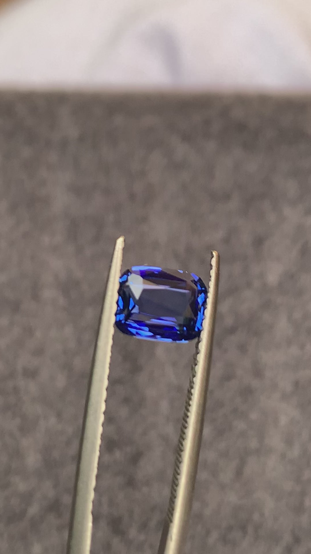 Video Saphir Bleu de 1,57ct taille coussin - Bonnot Paris